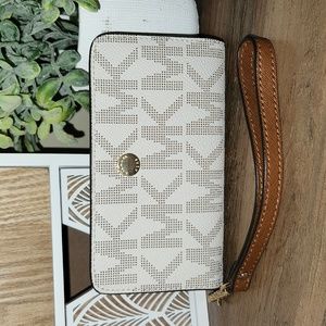 NWOT Michael Kors Jet Set Travel Slim Tech Wristlet, Vanilla